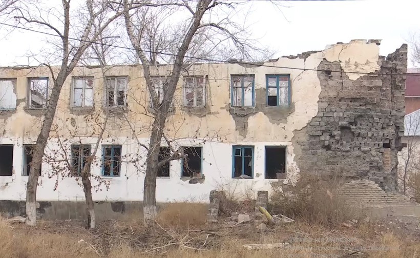 Жильцов общежития с обвалившейся стеной расселят в Костанае