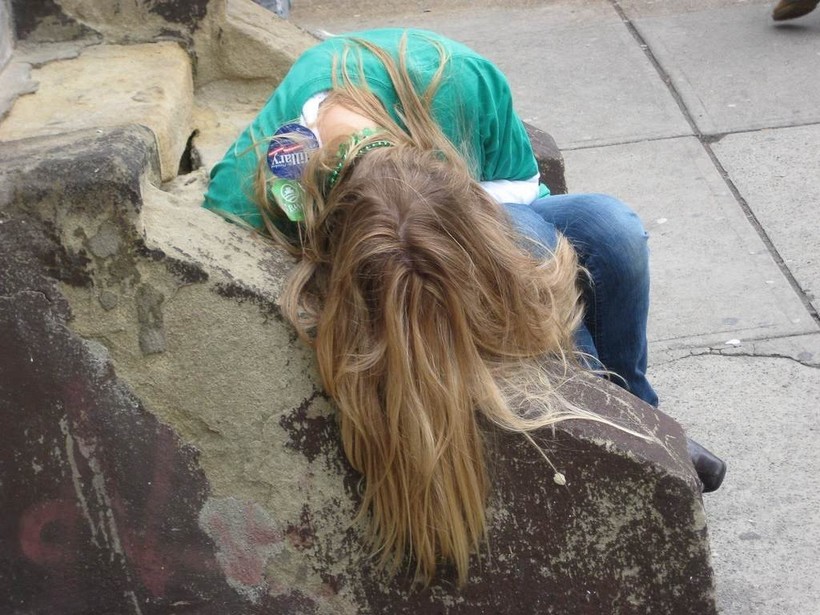 London passed out. Пьяные женщины в платьях. Девушка валяется на улице. Passed out real. Passed out real.