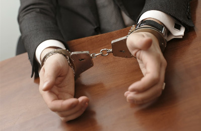 руки в наручниках