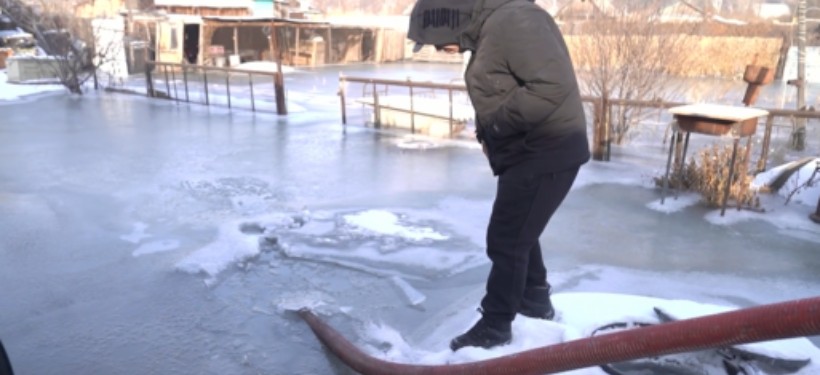 топит дворы