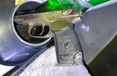 Пьяный уральский водитель угрожал сигнальным пистолет другому участнику движения