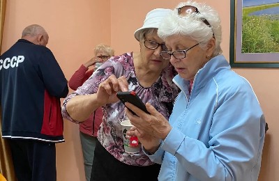 "Медиаграмотность за чаем", пенсионеры с телефонами