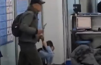 мужчина с ножом в аэропорту Алматы
