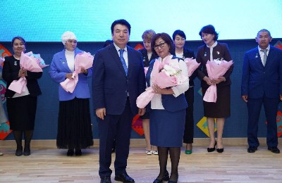 оқу-ағарту министрі, ұстаз, марапат