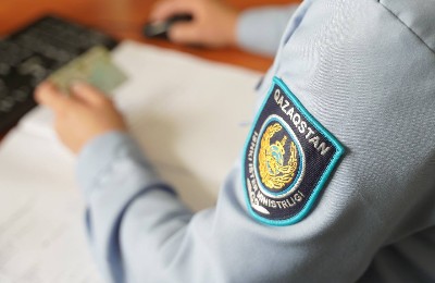 Полиция қызметкері