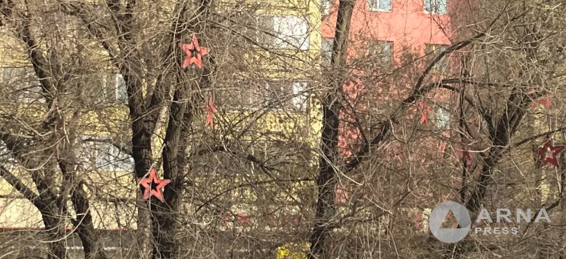 На сломанную иллюминацию со свисающими проводами в центре города жалуются семейчане