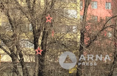 На сломанную иллюминацию со свисающими проводами в центре города жалуются семейчане