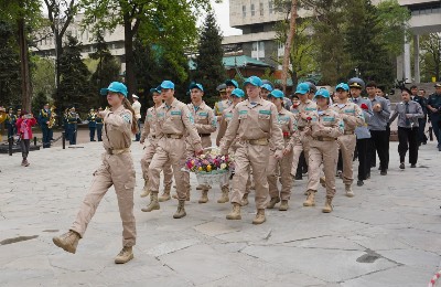 пост № 1 у Вечного огня, школьники, Алматы