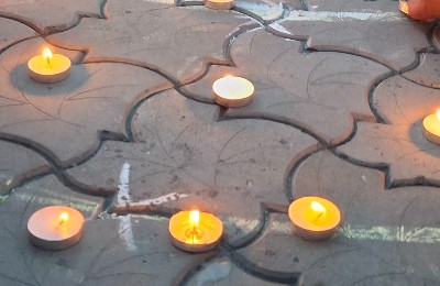 Надпись из тысячи свечей выложили в парке Победы Семея