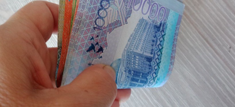 деньги в руке