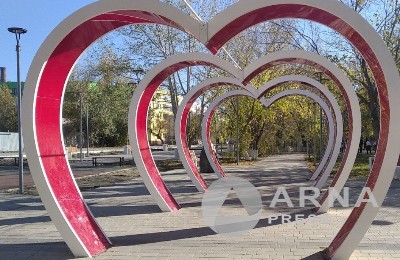 инсталляция, сердца, Arnapress.kz