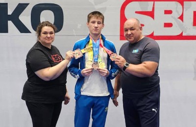 пауэрлифтер с тренанрами