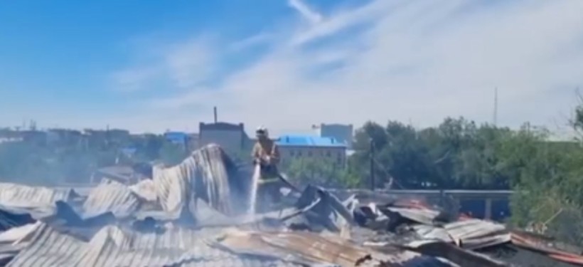 тушат пожар в кафе