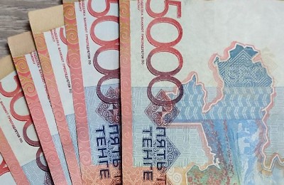 Мужчина подсунул пенсионеру сувенирные банкноты в Алматы