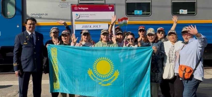 туристический поезд "Jibek Joly" туристический поезд "Jibek Joly"