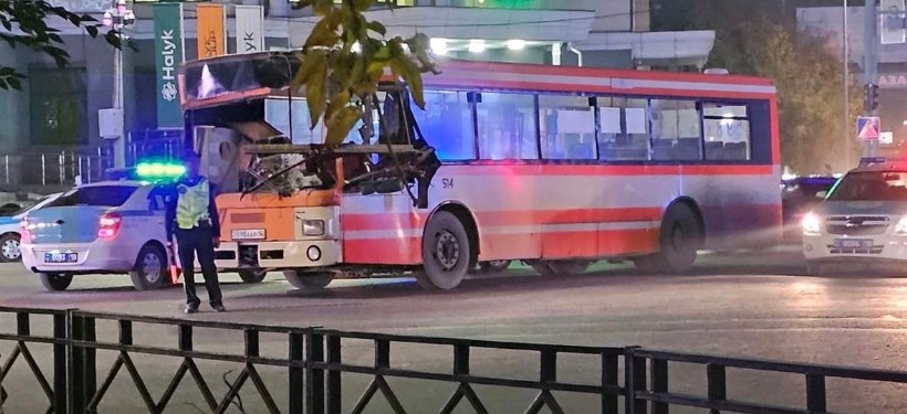 Сорвавшийся с манипулятора кран зацепил пассажирский автобус  в Семее: есть пострадавшие