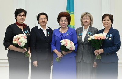педагоги, Герои труда