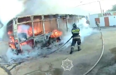 жанып жатқан автобус, өрт сөндіруші