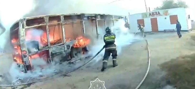 жанып жатқан автобус, өрт сөндіруші