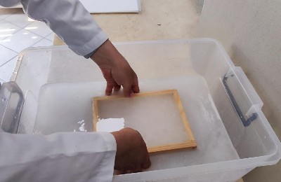 метод ручного литья бумаги