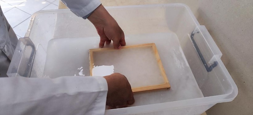 метод ручного литья бумаги