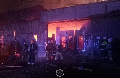 СТО с автомобилями загорелось в Алматы