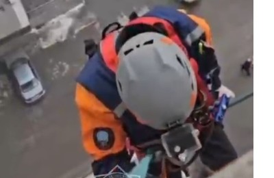 Малолетний ребенок оказался запертым в квартире на 9 этаже в Семее: кадры спасения