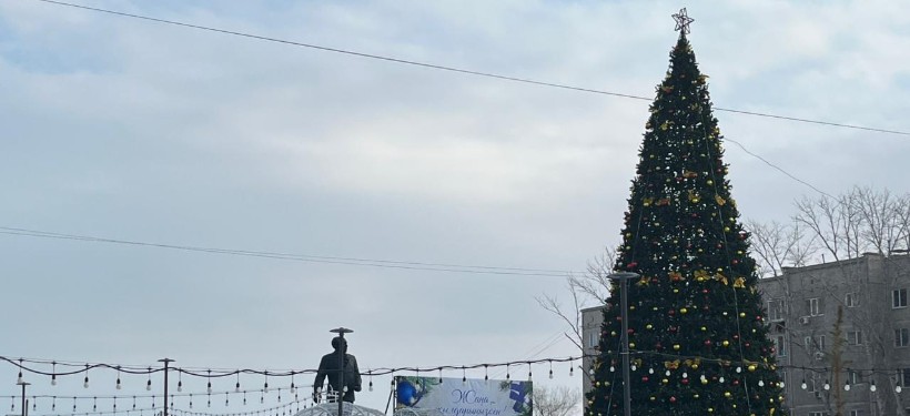 елка на площади Ауэзова