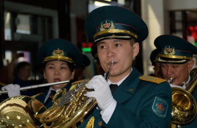 Военный оркестр сыграет для семейчан в торговых домах