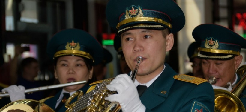 Военный оркестр сыграет для семейчан в торговых домах