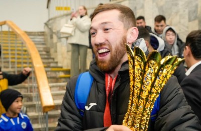 Двукратных чемпионов Казахстана по футзалу торжественно встретили в Семее