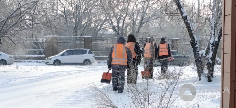 чистят снег