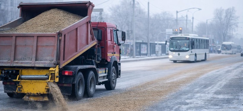 Семейдегі белгілі бір шағынауданда қосымша тайғақ жерлерге құм себу жұмыстары жүргізіледі