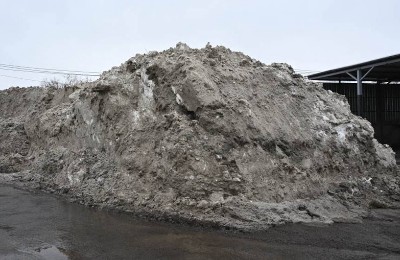 Без вывоза на полигоны – снег в черте города перерабатывают в Алматы