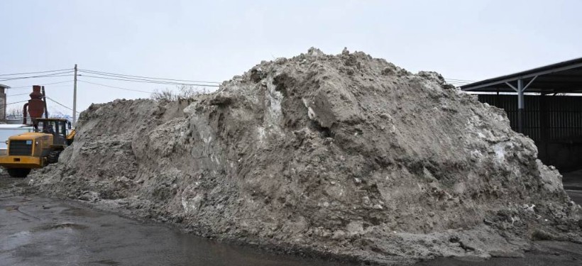 Без вывоза на полигоны – снег в черте города перерабатывают в Алматы