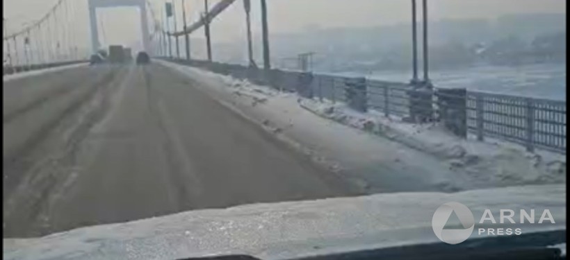 Неубранный снег на подвесном мосту снял на видео семейчанин