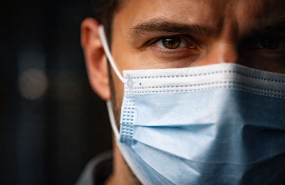 человек в медицинской маске
