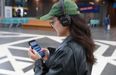 девушка на вокзале с телефоном в руке