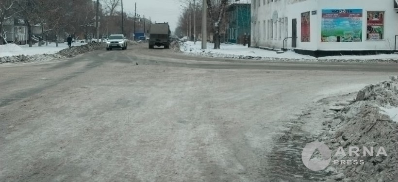 дорога, уборка снега, кучи снега по краям