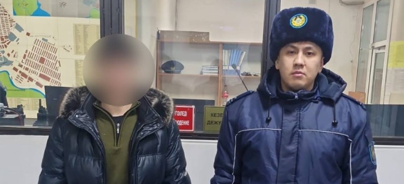 полицейский и задержанный