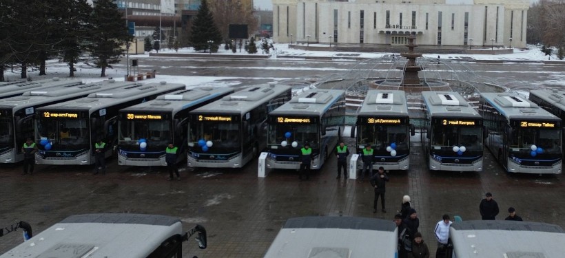 32 новых автобуса презентовали на центральной площади Семея
