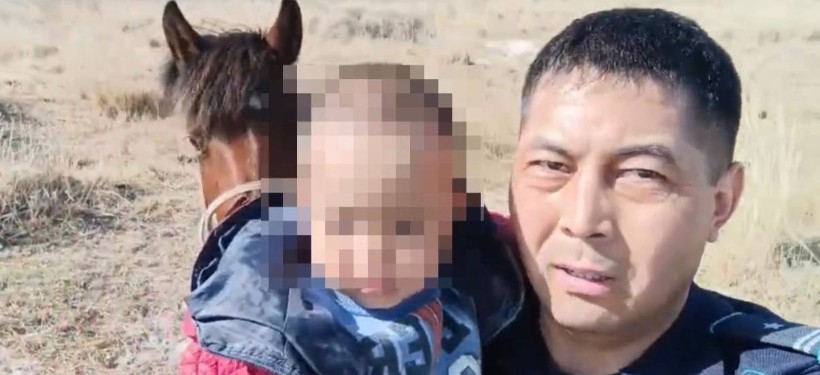 полицейский со спасенным ребенком