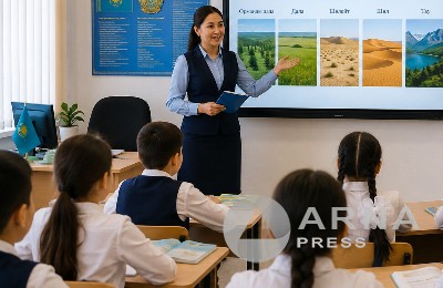 ученики и учитель в классе