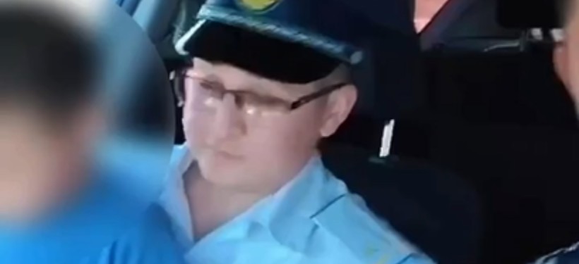 мальчик и полиция