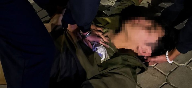 полицейский реанимирует человека
