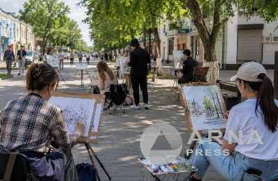 люди рисуют на улице