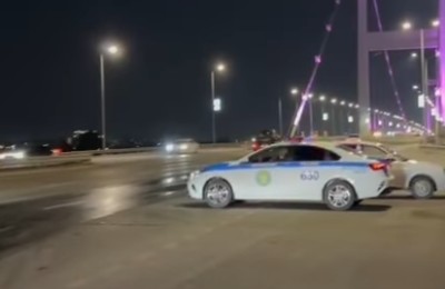 полицейская машина на мосту