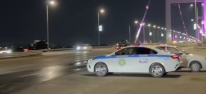 полицейская машина на мосту