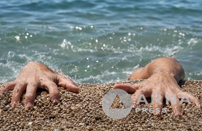 человек выбирается из воды