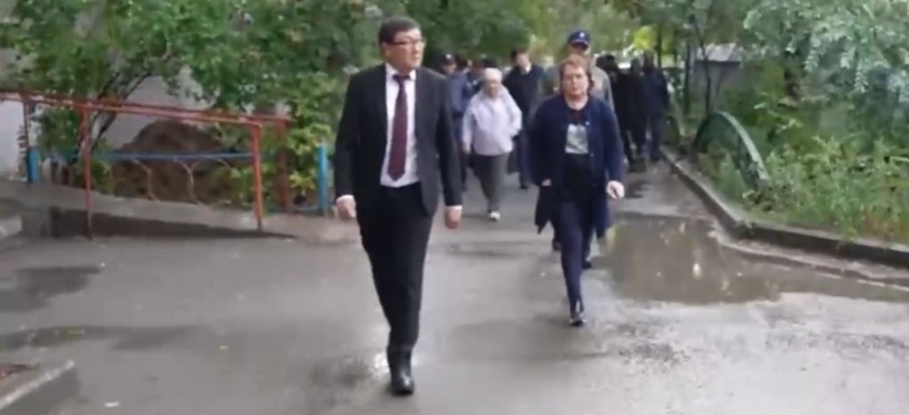 Семей қала әкімі 15-шағын аудан тұрғындарымен көшпелі жиын өткізді